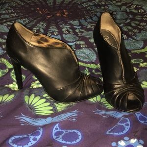 Great quality cute Carlos Santana heels 👣🖤⬛️